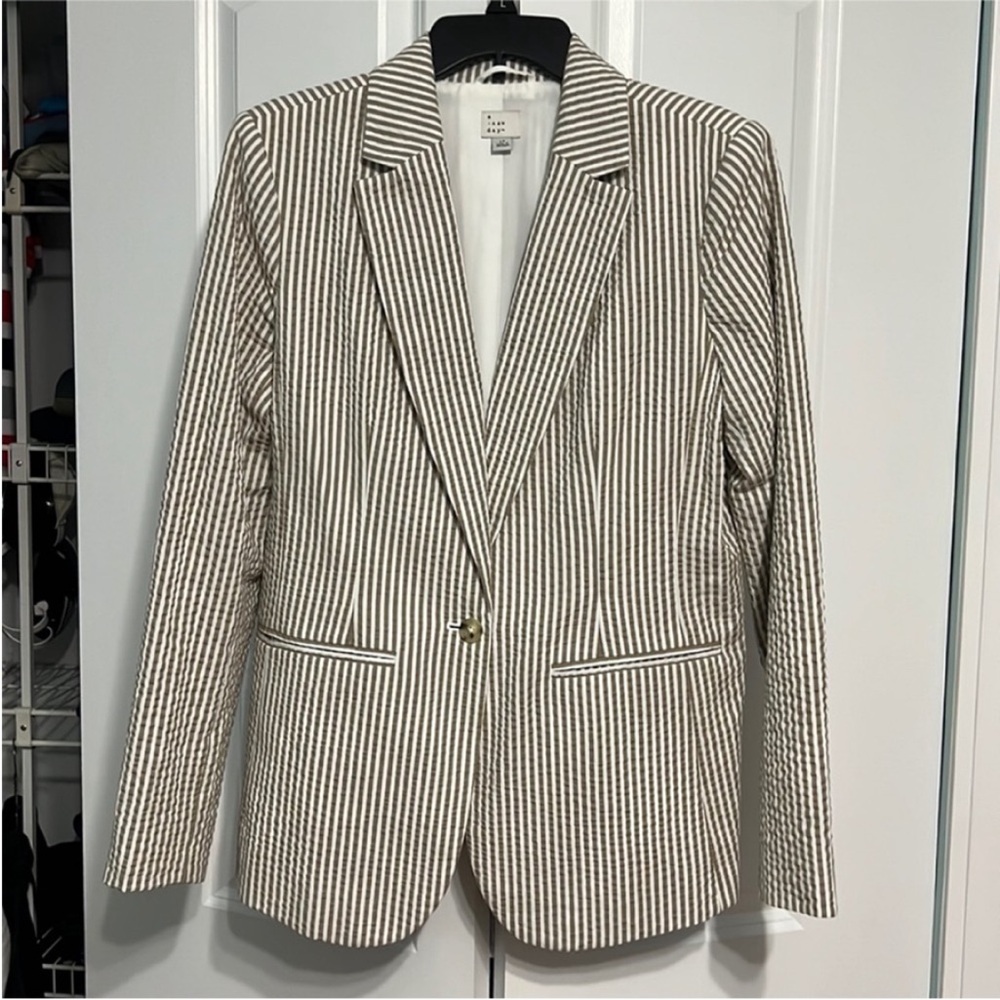 A New Day Tan & White Striped Blazer 12 | Seersucker Summer Jacket - Picture 2 of 9